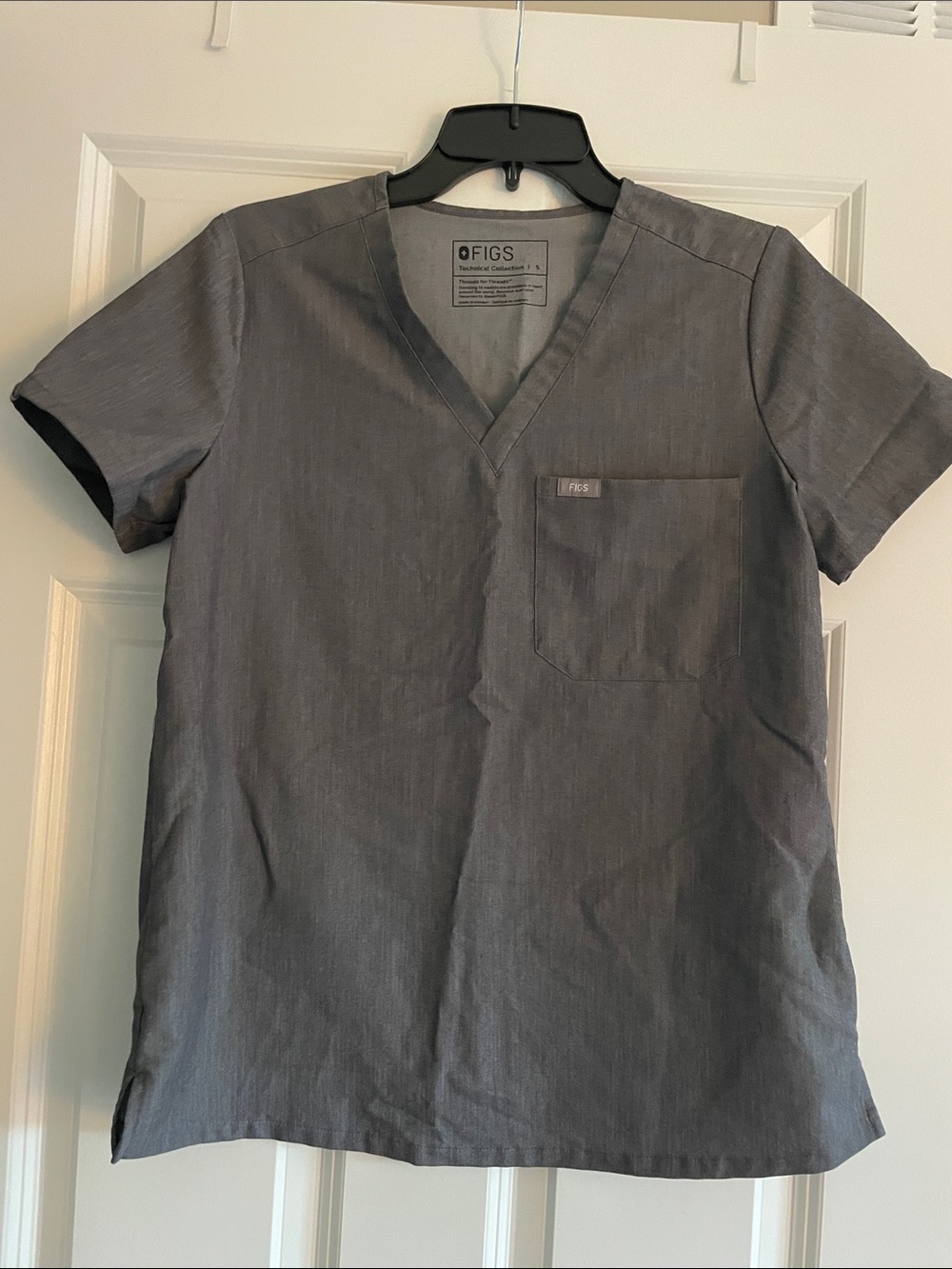 Figs Women’s Short-Sleeve V-Neck Shirt in Charcoal Gray
